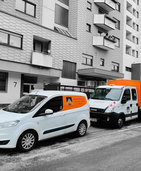 GV Home Fahrzeuge vor einem Wohngebäude