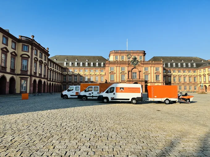 GV Home Fahrzeuge auf einem großen Platz