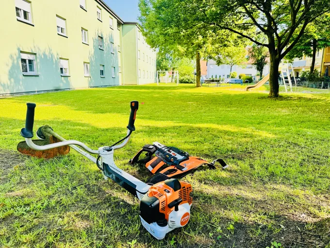 Grünflächenpflege rund um Wohngebäude