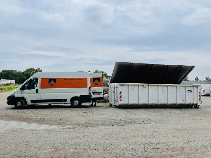 Fahrzeug und Container auf einer Freifläche