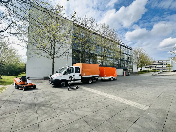Rasenpflege an einem Gewerbeobjekt