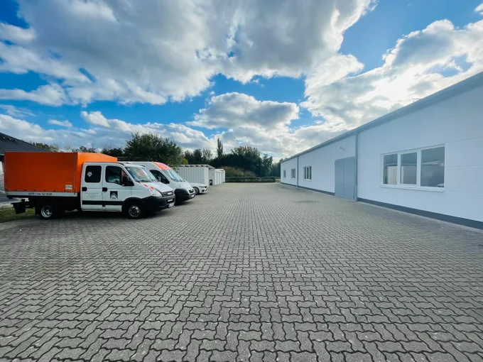 GV Home Fahrzeuge vor einem Gewerbegebäude