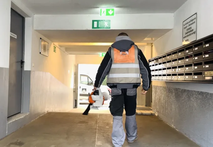 GV Home Mitarbeiter im Eingangsbereich