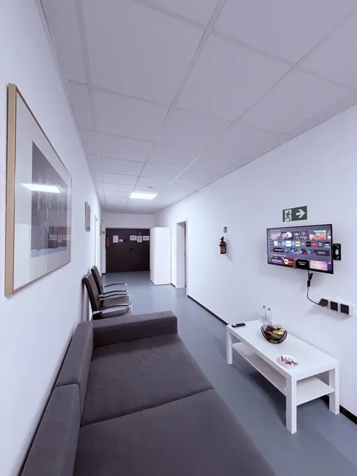 Zimmer mit Sitzbereich und Fernseher