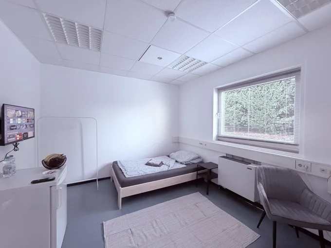Einzelbetten im hellen Zimmer