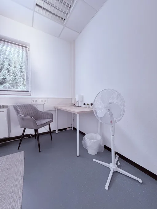 Zimmer mit Sitzgelegenheit
