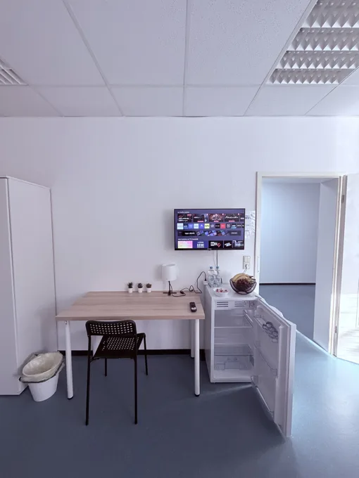 Schreibtisch und Fernseher