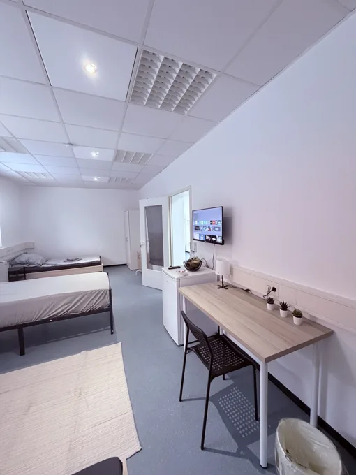 Zweibettzimmer mit Arbeitsbereich