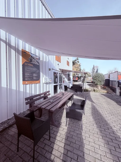 Überdachte Terrasse mit Sitzgelegenheiten
