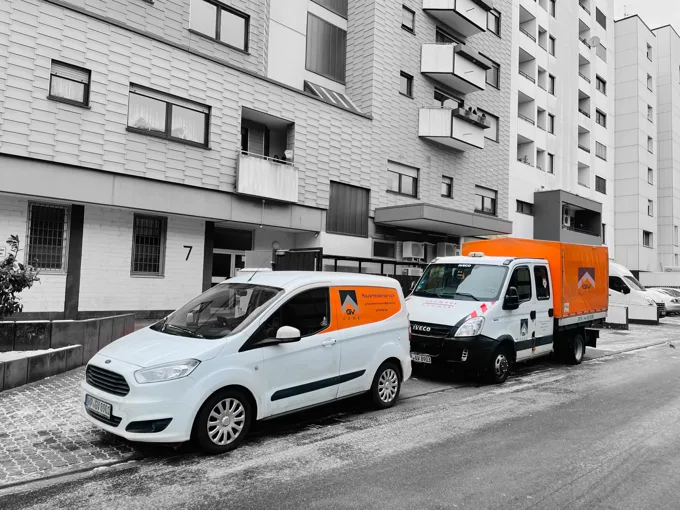 GV Home Fuhrpark vor einem Wohngebäude